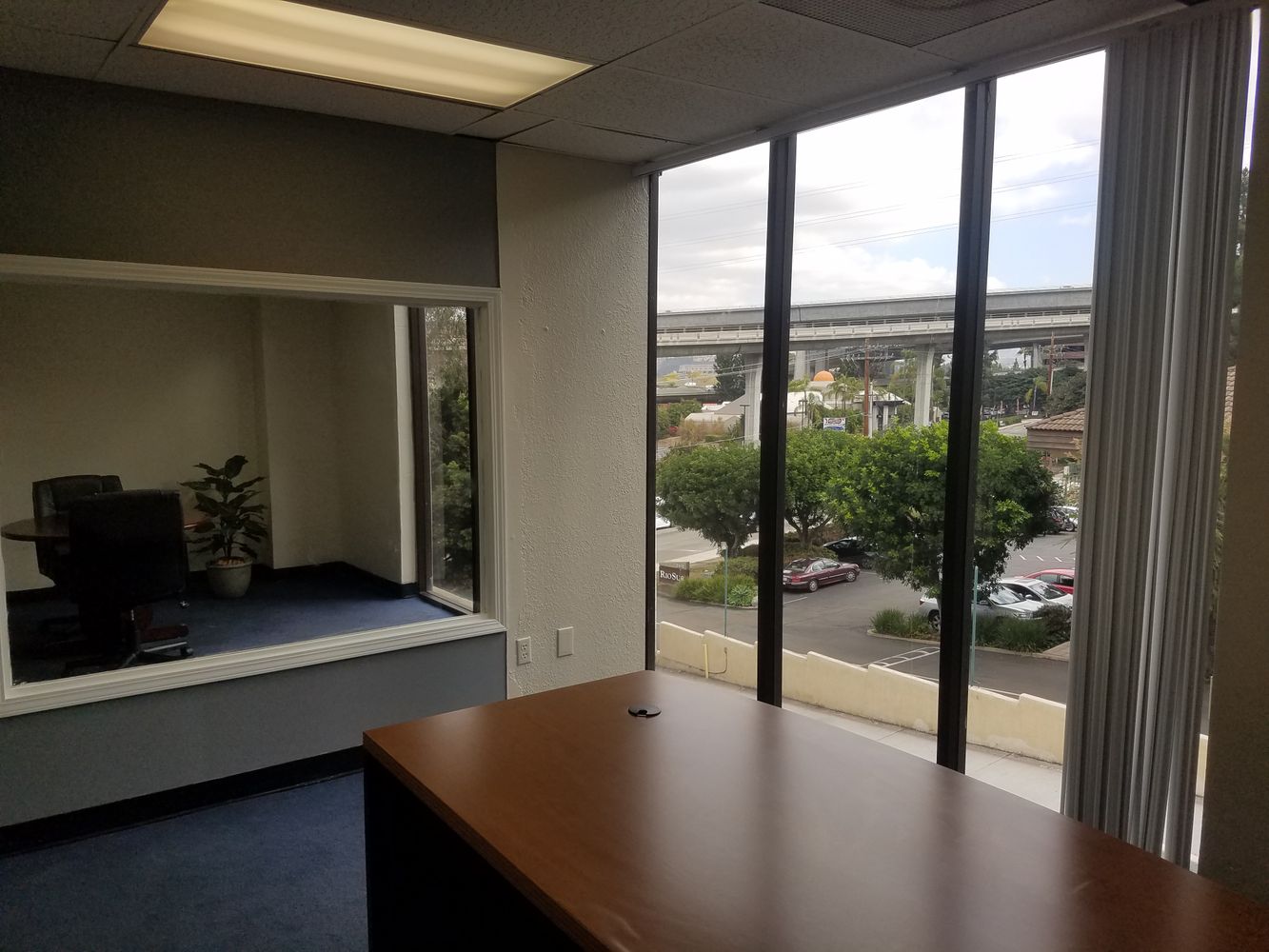 NICE LAY-OUT, GREAT LOCATION. FOR LEASE BY OWNER. 3 ROOM OFFICE.